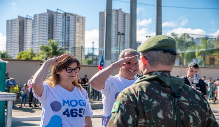 A prefeita Mara Bertaiolli e o vice-prefeito Téo Cusatis fizeram a revista da tropa do Tiro de Guerra de Mogi das Cruzes. (Divulgação/PMMC)