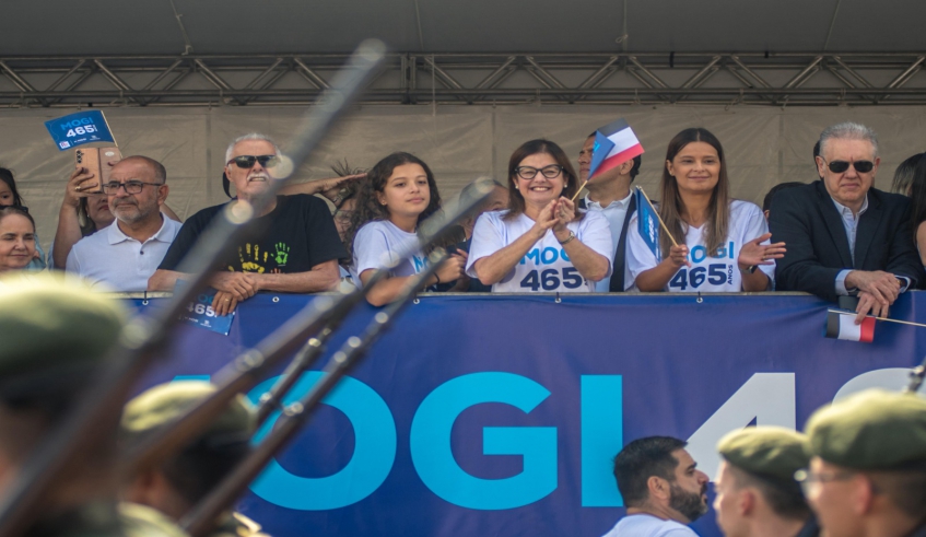 A prefeita Mara Bertaiolli, acompanhada por autoridades, saudou os participantes do Desfile. (Divulgação/PMMC)