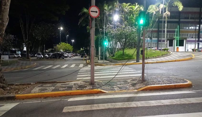 Caminhão, que está sendo identificado pela Secretaria Municipal de Segurança, rompeu fiação em frente ao prédio da Prefeitura de Mogi das Cruzes (Divulgação/PMMC)