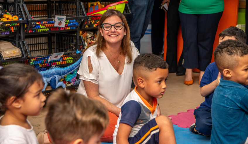 A prefeita Mara Bertaiolli acompanhou as atividades com os alunos. (Divulgação/PMMC)