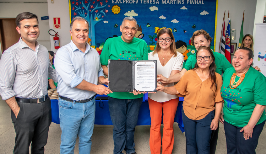 A assinatura da reforma da unidade celebrou os 30 anos da escola. Além do novo telhado, a escola receberá pintura e revisão da parte hidráulica e das instalações elétricas, entre outros serviços. . . .