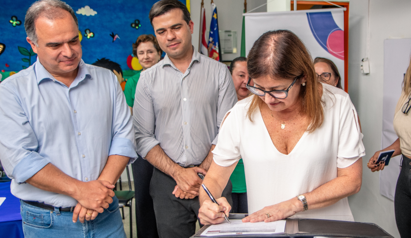 A prefeita Mara Bertaiolli assinou a ordem de serviço para a reforma, esperada há 10 anos pela comunidade escolar. O vice-prefeito Téo Cusatis destacou a importância da reforma para a escola. (Di . . .