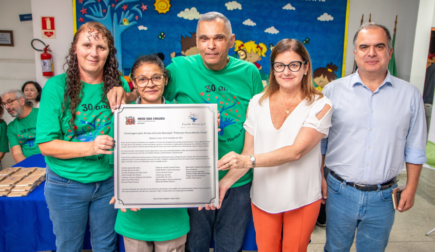 A homenagem para o presente da escola foi recebida pela professora Andrea Aparecida Viana e pela colaboradora da Demax, Samara Pereira Santana. Ex-diretoras e professoras aposentadas também foram homenageadas . . .