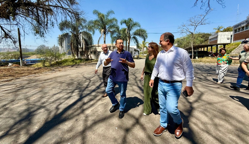 Prefeita Mara Bertaiolli e o vice Téo Cusatis vistoriaram a área de 8,6 mil metros quadrados localizada no Socorro, ao lado da representante regional do DER (Divulgação/PMMC)