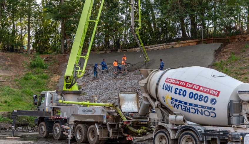 Os trabalhos consistem na recomposição do revestimento do talude e reforço do mesmo com rachão, gabião, tela de aço e concreto usinado (Divulgação/ PMMC)