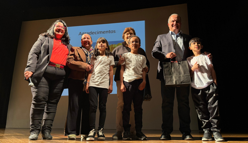O vice-prefeito Téo Cusatis, que estudou na escola, anunciou o projeto da construção de uma quadra na unidade escolar, acompanhado pela secretária de Educação, Darly Aparecida Carvalho e a adjunta . . .
