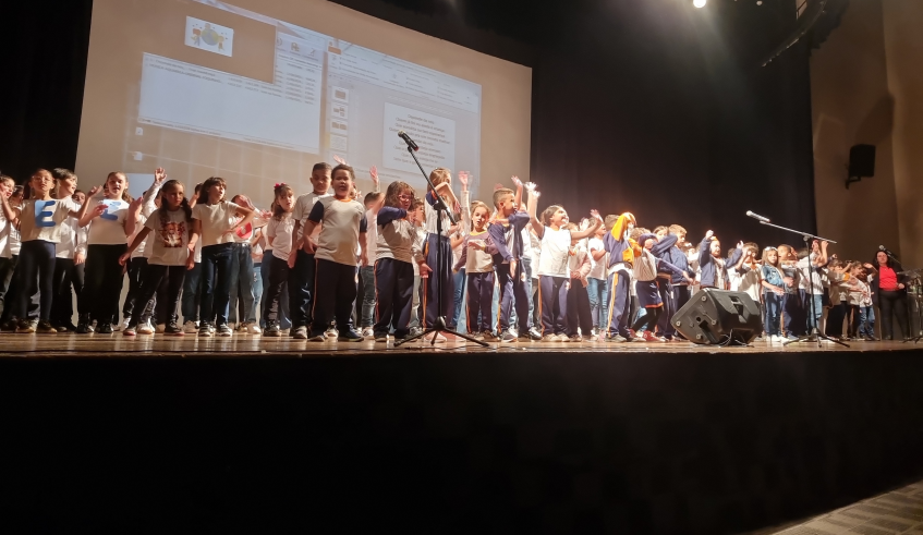 O trabalho reuniu dança com músicas de sucesso ao longo das décadas, poemas sobre a escola e canções sobre a amizade. (Divulgação/PMMC)