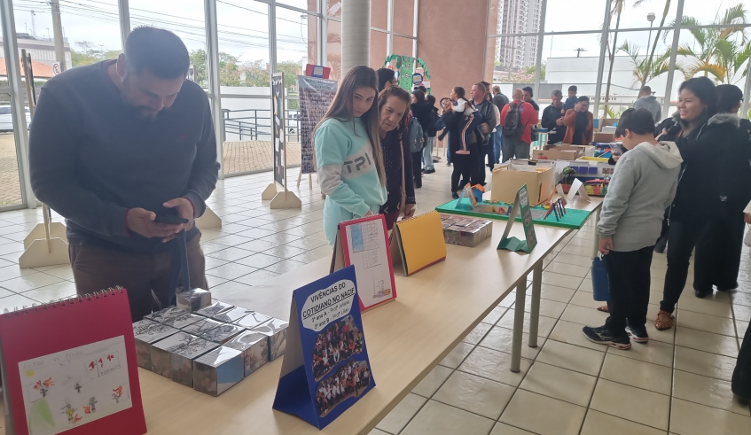 A exposição trouxe a história do patrono, além de pinturas e maquetes sobre a escola. (Divulgação/PMMC)