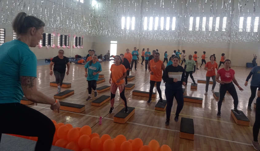 Circuito Fitness reuniu cerca de 140 pessoas, entre alunas do Ginásio Paulo Kobayashi e moradores da comunidade para a prática de atividades físicas (Divulgação/PMMC)