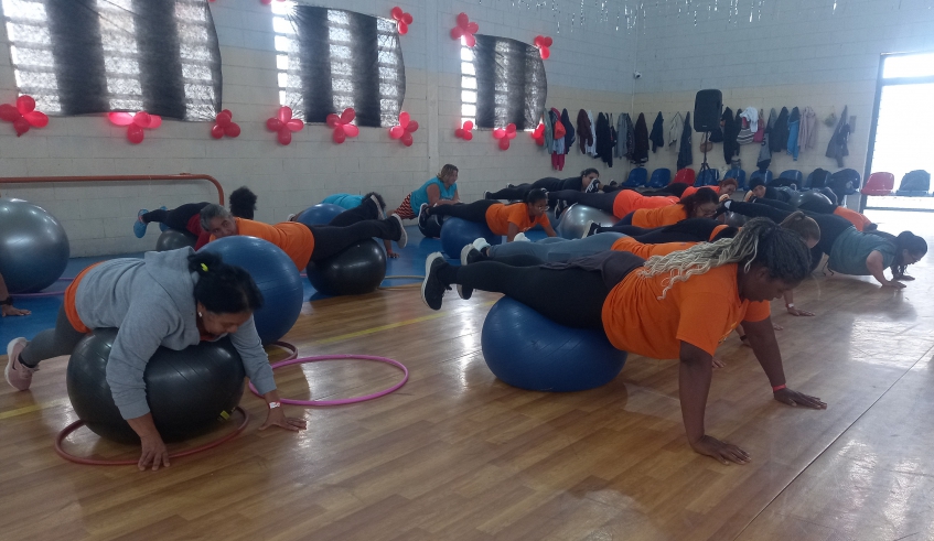 Circuito Fitness reuniu cerca de 140 pessoas, entre alunas do Ginásio Paulo Kobayashi e moradores da comunidade para a prática de atividades físicas (Divulgação/PMMC)