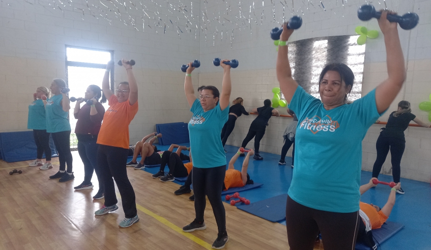Circuito Fitness reuniu cerca de 140 pessoas, entre alunas do Ginásio Paulo Kobayashi e moradores da comunidade para a prática de atividades físicas (Divulgação/PMMC)