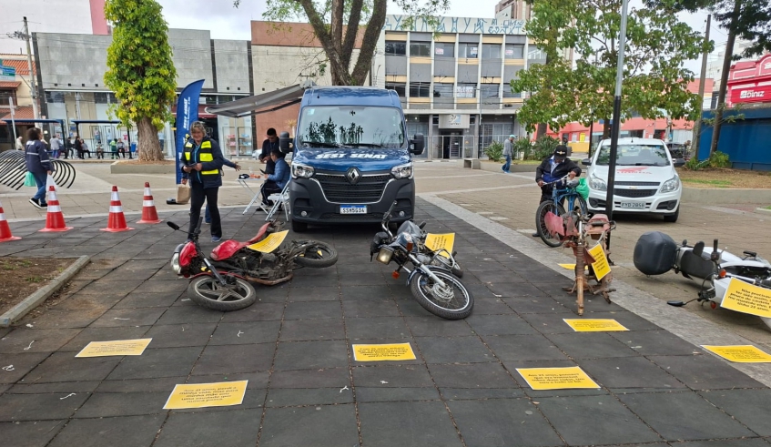 Ação, realizada na praça Oswaldo Cruz, chamou a atenção para os riscos de acidentes com motociclistas e fechou a programação da Semana Nacional de Trânsito (Divulgação/PMMC)
