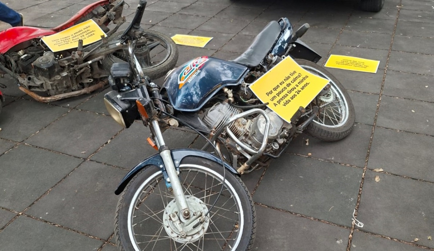 Ação, realizada na praça Oswaldo Cruz, chamou a atenção para os riscos de acidentes com motociclistas e fechou a programação da Semana Nacional de Trânsito (Divulgação/PMMC)