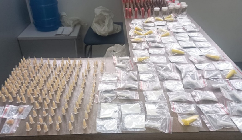 Guarda Civil Municipal apreendeu mais de 600 unidades de drogas embaladas, como maconha, crack e cocaína, que estavam prontas para serem comercializadas na avenida Kaoru Hiramatsu (Divulgação/PMMC)