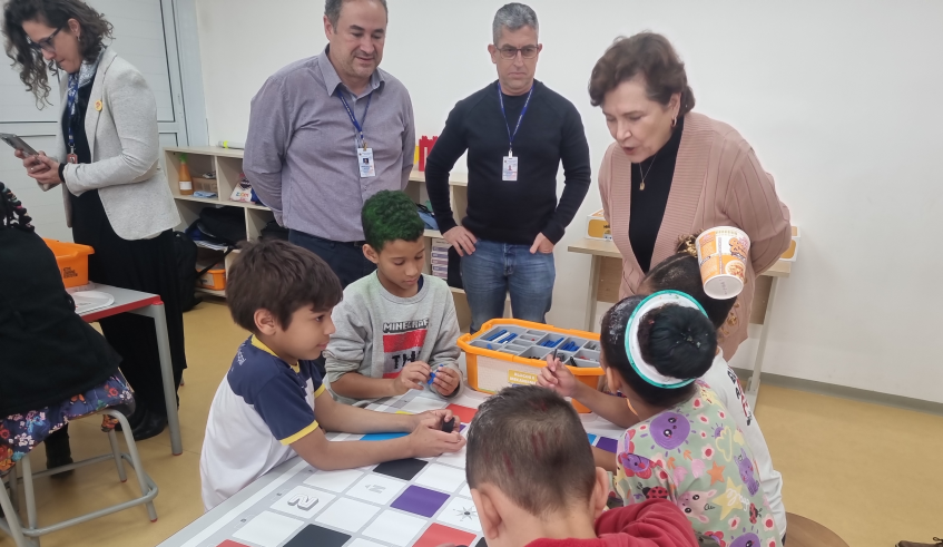 O projeto é coordenado pelo Departamento de Tecnologia da Informação e Comunicação da Educação da Secretaria de Educação. Os professores participaram de uma formação para realizar as atividades . . .