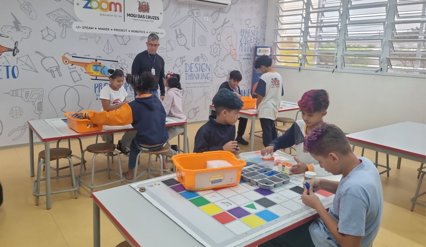 A escola conta com uma sala dedicada ao ensino de robótica, onde as crianças já iniciaram as atividades. (Divulgação/PMMC)