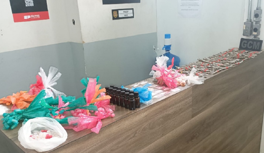 Sacola encontrada com suspeito tinha maconha, crack, lança-perfume, cocaína e dinheiro, que os guardas acreditam ser da venda das drogas (Divulgação/PMMC)