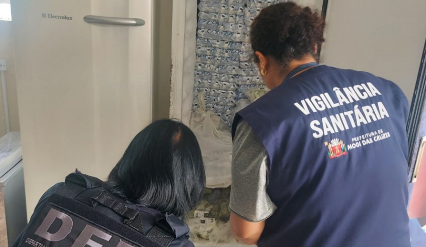 Vigilância Sanitária interdita fábrica de gelo saborizado, em ação conjunta com o Departamento de Fiscalização de Posturas (Divulgação - PMMC)