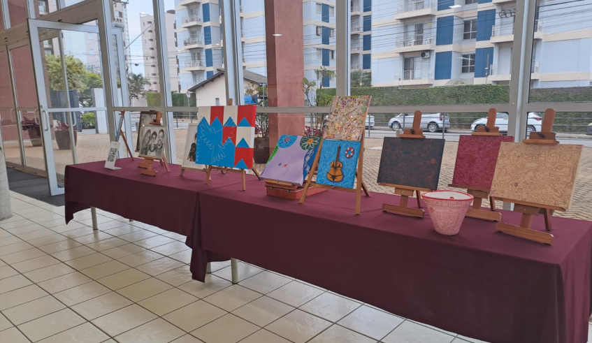 O talento dos profissionais da educação em Artes Visuais com obras de pintura e desenho foi exposto no foyer do Cemforpe. (Divulgação/PMMC)