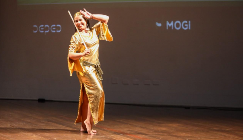 A servidora Juliana Cristina Pereira da E.M. Profª Guiomar Pinheiro Franco apresentou a coreografia "Said". (Divulgação/PMMC)
