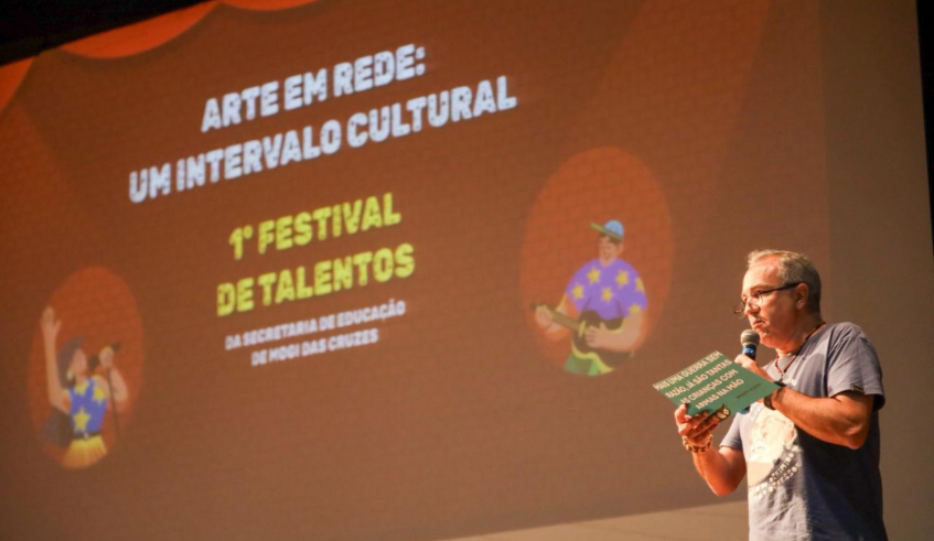 Pela categoria Literatura, Wander Lopes, do Departamento Pedagógico leu os textos "Forgive me; Espantapajaros", de sua autoria. (Divulgação/PMMC)