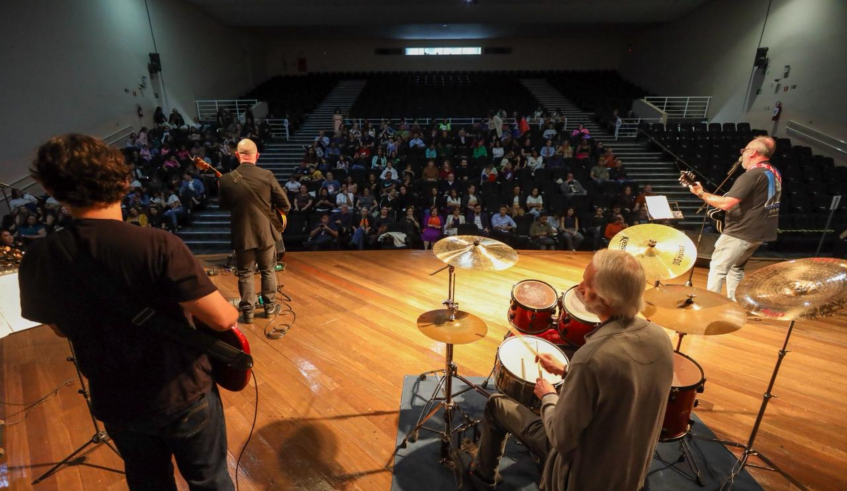A abertura contou com a Banda Nowhere Band, formada pelos técnicos pedagógicos Geraldo Monteiro Neto e Flavio Silva do Departamento Pedagógico, Sérgio Lawistchka e Fred Swetler. (Divulgação/PMM . . .