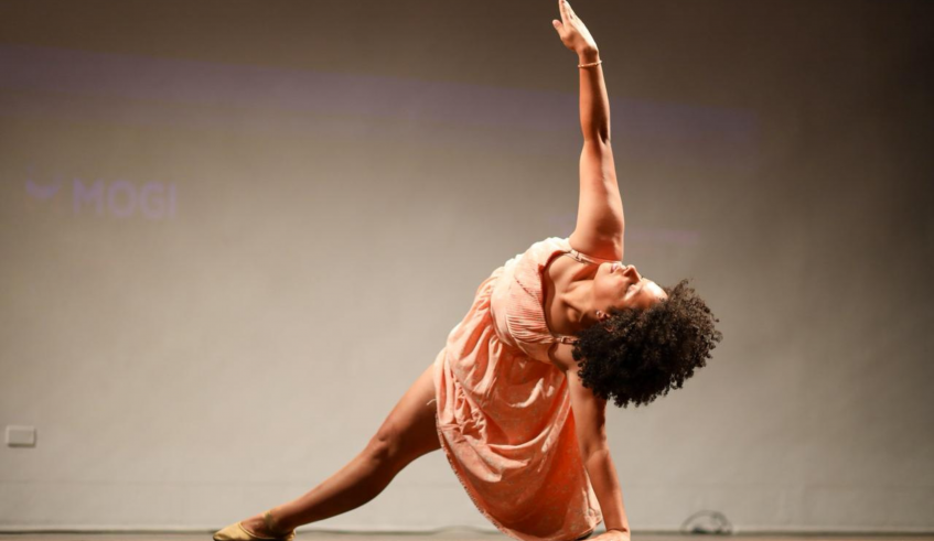 Natália Favorino, servidora da EM Profª Etelvina Cáfaro Salustiano, apresentou a coreografia "Me Sinto em Casa". (Divulgação/PMMC)