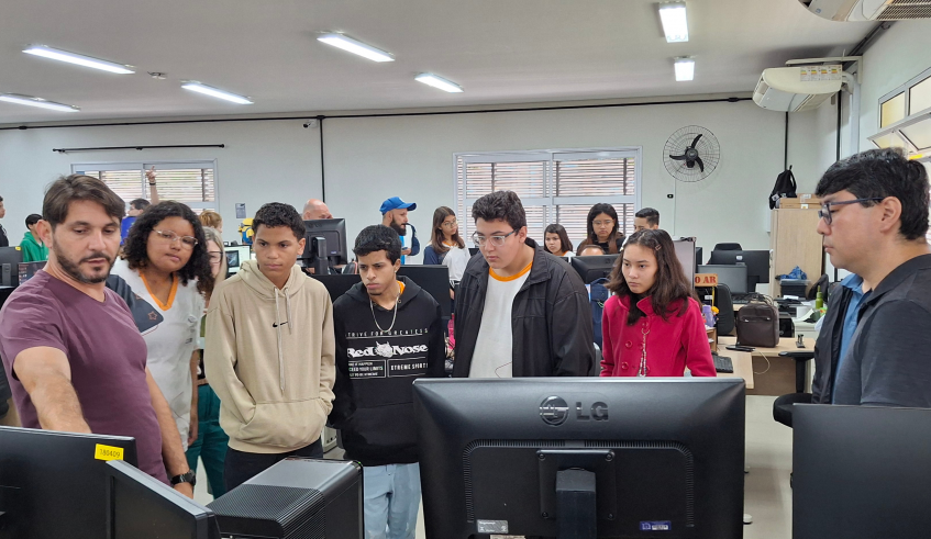Durante os dez dias de atividades, passaram pelo espaço alunos do CEMPRE Benedito Ferreira Lopes, da ETEC de Poá, da FATEC de Mogi das Cruzes, da Escola de Líderes e dos Conselhos Mirins das escolas . . .