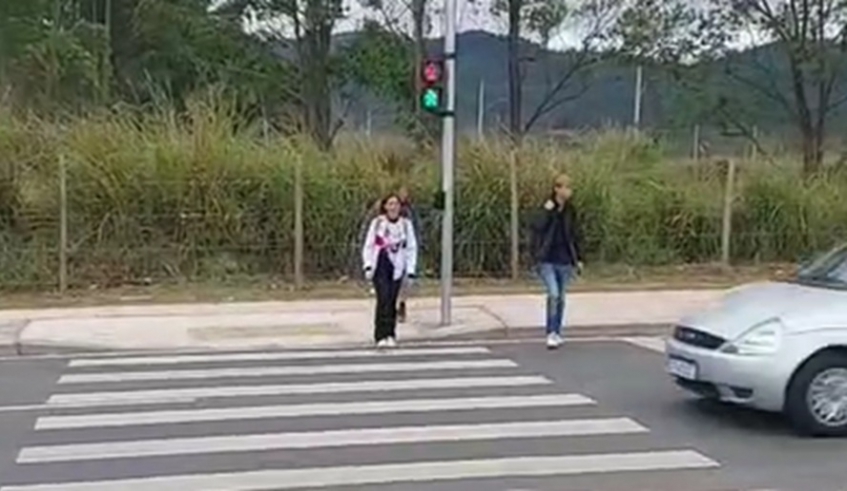 Semáforo instalado na avenida Francisco Rodrigues Filho facilitou e organizou a travessia de pedestres (Divulgação/PMMC)