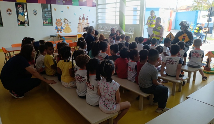 Crianças acompanham atentamente a aula dada pelos profissionais da Escola Mirim de Trânsito de Mogi (Divulgação/PMMC)
