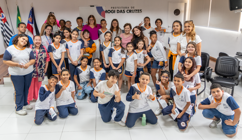 A prefeita Mara Bertaiolli recebeu na tarde desta sexta-feira (17/10), no auditório da Prefeitura de Mogi das Cruzes, cerca de 30 alunos que integram os Conselhos Mirins de cinco escolas municipais. . . .