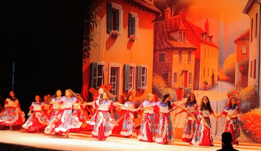 Os bailarinos das turmas do 1° ao 5°ano levaram ao palco o clássico “Don Quixote ”, inspirado em Marius Petipa, com coreografia e adaptação da professora Thamires Costa. (Divulgação/PMM . . .