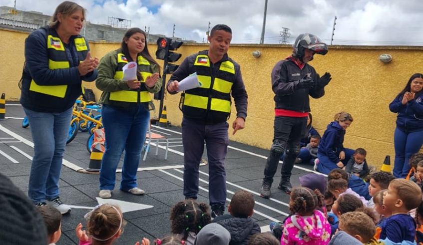 O projeto Itinerante da Escola Mirim de Trânsito leva educação para crianças de escolas públicas e particulares do município (Divulgação/PMMC)