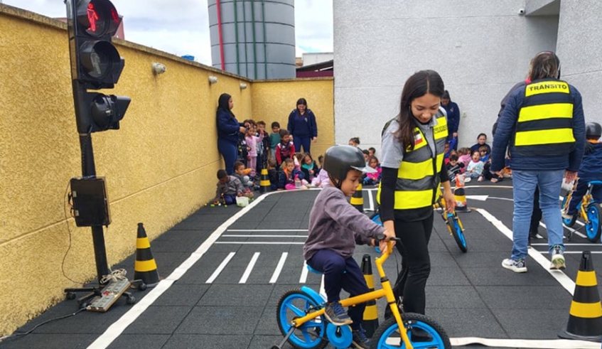 Crianças aprendem de forma divertida como o trânsito funciona na prática e como condutores e pedestres precisam se respeitar (Divulgação/PMMC)