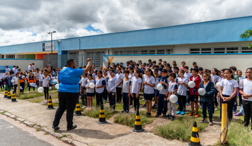 O evento começou com uma apresentação de um coral dos alunos dos 4º e 5º anos, organizada pelos professores do projeto musical "Pra Ver a Banda Passar". (Divulgação/PMMC)