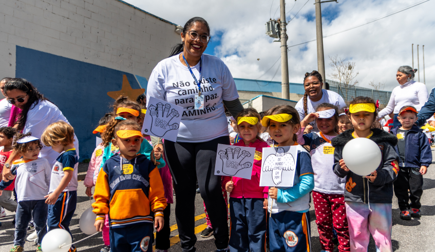 A caminhada percorreu o entorno da escola, levando mensagens de paz e respeito. (Divulgação/PMMC)