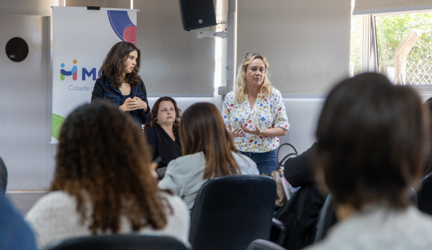A fundadora da estratégia, Maria Rodrigues, e da diretora executiva da iniciativa, Marcela Almeida, estiveram presentes na formação. (Divulgação/PMMC)