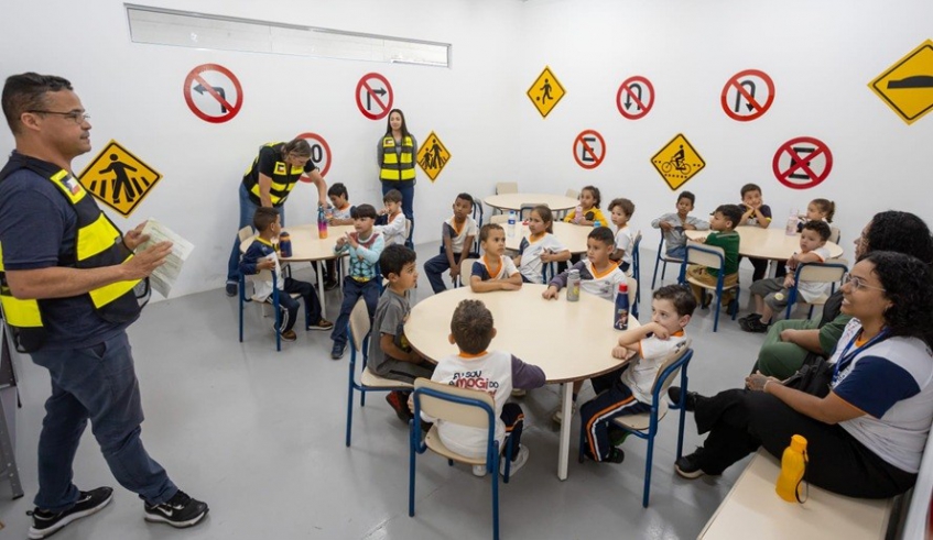 Antes da aula prática, os alunos aprenderam sobre segurança no trânsito de forma lúdica, na sala de Contação de Histórias (Divulgação/PMMC)