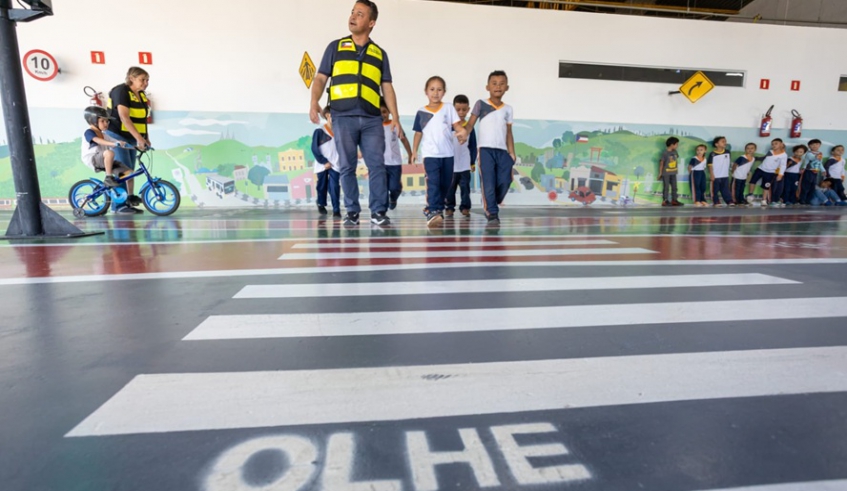 No espaço de aula prática, há elementos que simulam o trânsito de uma cidade real, com faixa de pedestres e semáforo (Divulgação/PMMC)