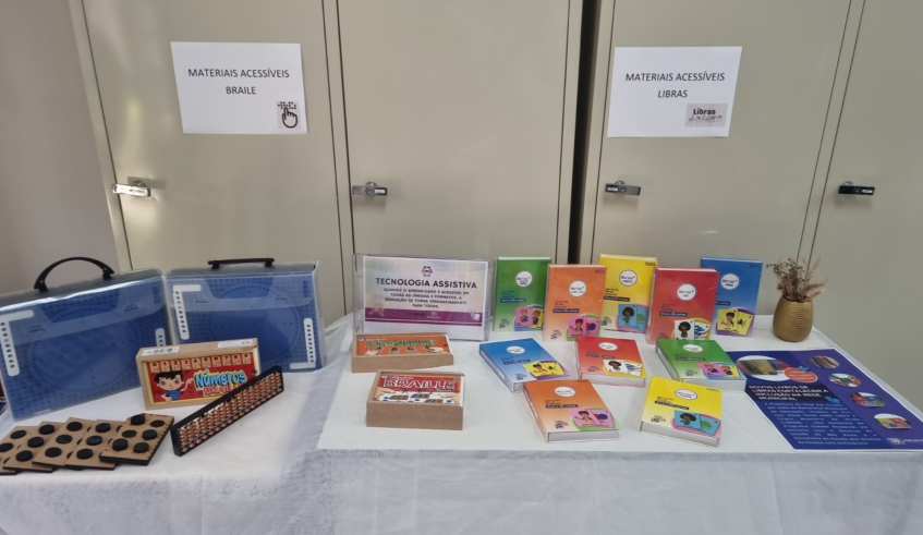 Foram expostos os kits com materiais em LIBRAS, recebidos por meio do Programa Cidade Acessível, do Governo do Estado de São Paulo. (Divulgação/PMMC)