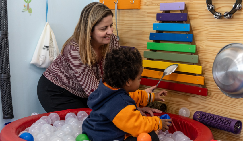 A sala atende alunos da rede municipal de ensino, público-alvo da Educação Especial, com idade entre 2 e 4 anos. (Divulgação/PMMC)