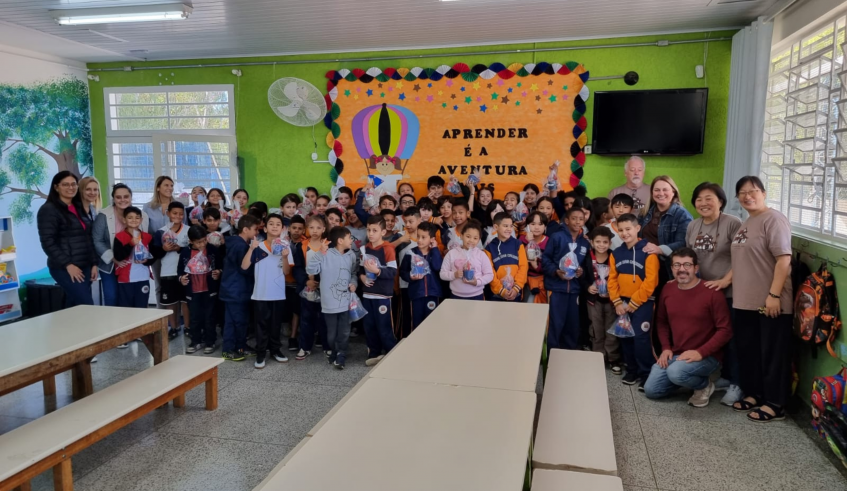 Na EM Fujitaro Nagao, a entrega das canecas foi um momento de alegria para os alunos. (Divulgação/Associação Casarão do Chá)