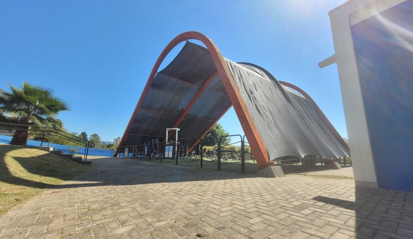 Nova cobertura da Academia do Jovem oferece melhores condições para a utilização do espaço pelos alunos e faz parte das melhorias realizadas no Parque da Cidade (Divulgação/PMMC)