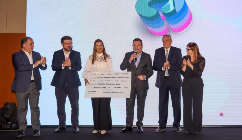 Maira Cusatis recebe cheque simbólico da AGFE para a Campanha Natal de Sorrisos, ao lado da diretoria da AGFE, da prefeita Mara Bertaiolli e do vice-prefeito Téo Cusatis (Divulgação - PMMC)