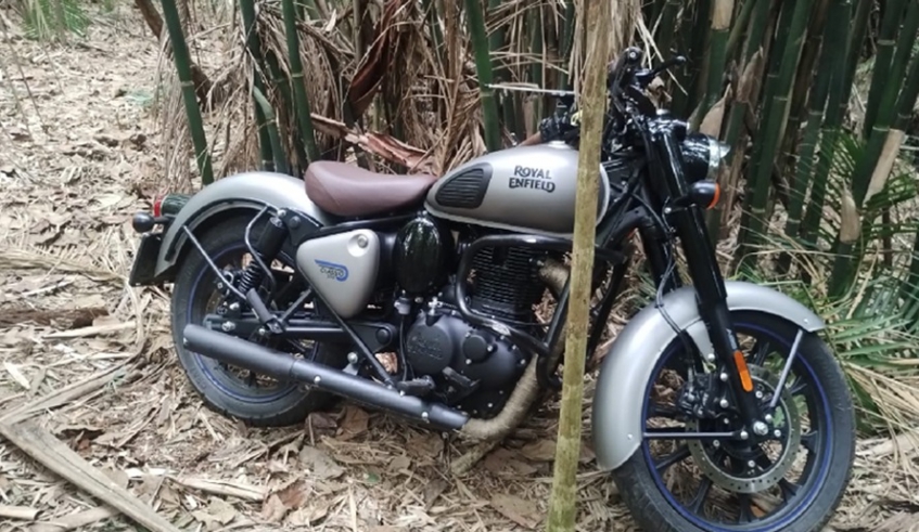 Moto encontrada em matagal nesta segunda-feira havia sido roubada de uma mulher no domingo (Divulgação/PMMC)