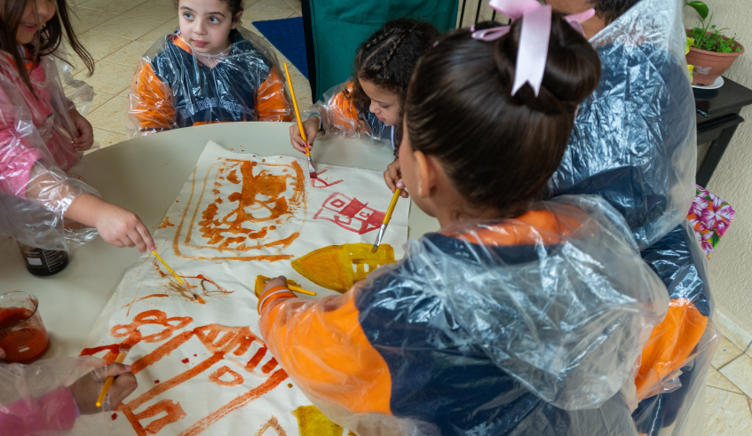 Durante o evento, as crianças também criaram um painel coletivo, utilizando tintas naturais e elementos como folhas, flores e galhos, para expressar suas ideias e desejos sobre o tema "Como queremos . . .