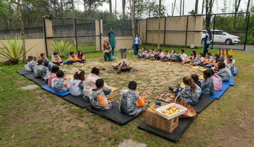Na estação Curupira, as crianças participaram de uma roda de conversa ao redor da fogueira com batata-doce assada e suco de melancia. (Divulgação/PMMC)
