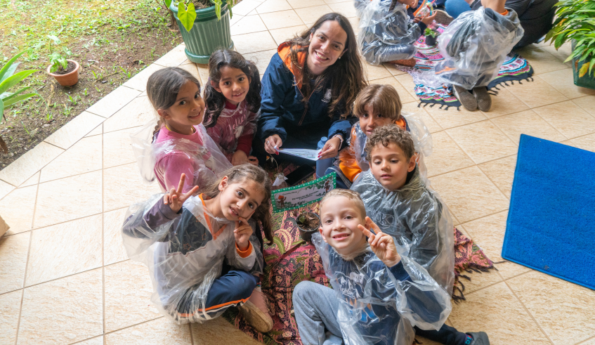 O encontro foi encerrado com o "Momento dos Sonhos", onde as turmas apresentaram mensagens guardadas em garrafas simbólicas, representando seus compromissos com o cuidado ambiental e o respeito ao planeta. . . .