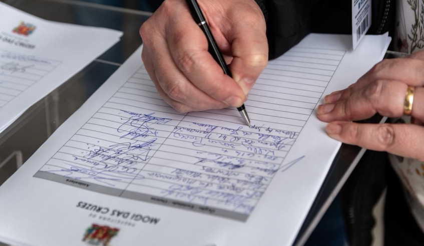 Carta aberta ao Governo do Estado foi assinada pela prefeita Mara Bertaiolli, representantes da Prefeitura, vereadores, entidades da sociedade civil e lideranças (Divulgação/PMMC)