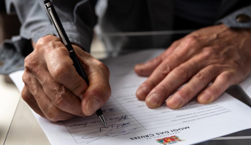 Carta aberta ao Governo do Estado foi assinada pela prefeita Mara Bertaiolli, representantes da Prefeitura, vereadores, entidades da sociedade civil e lideranças (Divulgação/PMMC)